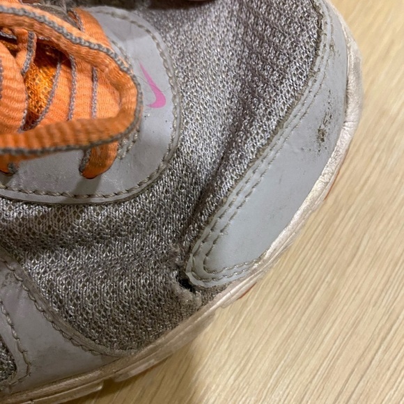 NIKE GRAY AND ORANGE RUNNING SHOES SIZE 7 - Picture 2 of 7